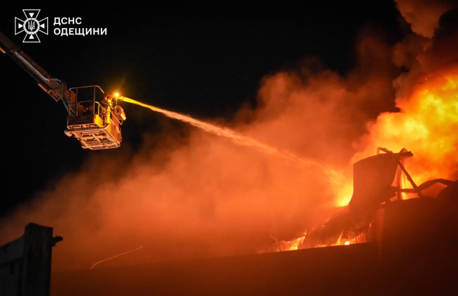 рф разрушила сортировочное депо и отделение Новой почты в Одессе