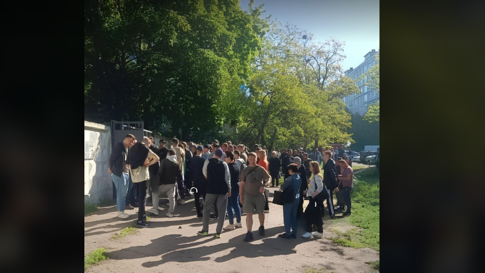 Торопятся обновить данные: в ТЦК Киева выстроились большие очереди мужчин, фото