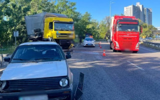 У Києві водій фури влетів у легковик, обірвав електромережу, а потім ще й випив коньяку