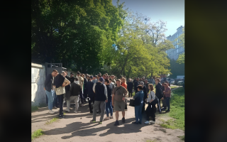 Поспішають оновити дані: до ТЦК Києва вишикувалися великі черги чоловіків, фото