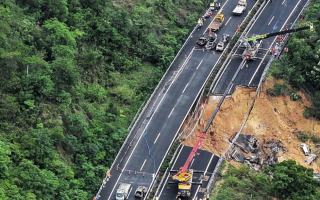 В Китае в горной местности обрушилась автомагистраль – десятки погибших