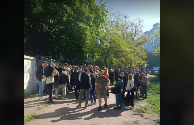 Торопятся обновить данные: в ТЦК Киева выстроились большие очереди мужчин, фото