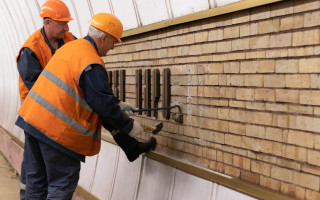 На станції метро «Звіринецька» в Києві встановили нові літери, фото