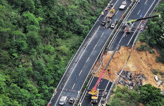 В Китае в горной местности обрушилась автомагистраль – десятки погибших