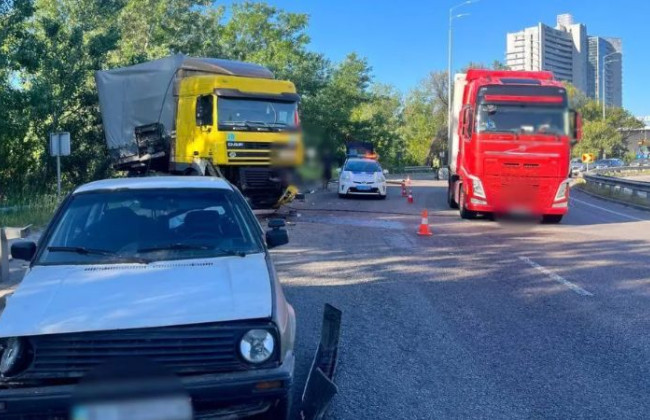 В Киеве водитель фуры влетел в легковушку, оборвал электросеть, а потом еще и выпил коньяка