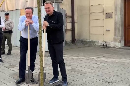 Глава МИД Британии Дэвид Камерон посетил Львов и посадил дерево в центре города, видео