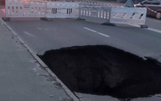У Києві посеред дороги з’явилося провалля, фото