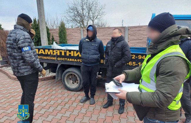 В Киеве будут судить смотрителя Жулянского кладбища, который «бронировал» место за 3 тысячи долларов