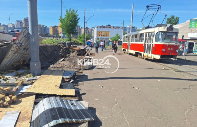 В Киеве на Позняках сносят МАФы после аварии с трамваем