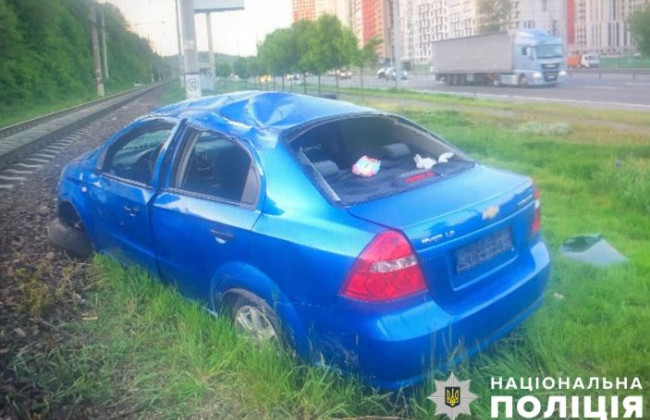 В Киеве произошло пьяное ДТП с опрокидыванием, фото