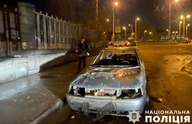 В Киеве мужчина проник в автомобиль и поджег его изнутри