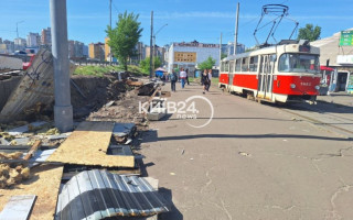У Києві на Позняках зносять МАФи після аварії з трамваєм