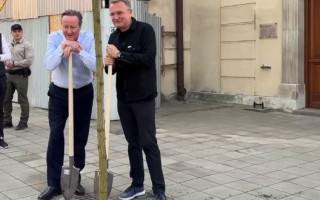 Глава МИД Британии Дэвид Камерон посетил Львов и посадил дерево в центре города, видео