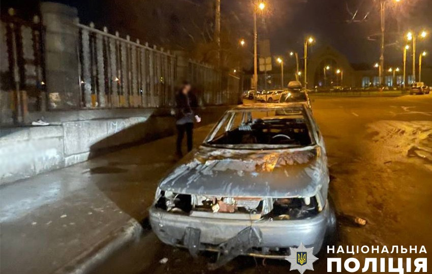 В Киеве мужчина проник в автомобиль и поджег его изнутри