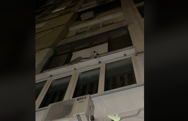 В Киеве 2-летняя девочка выпала из окна многоэтажки: пьяные родители в это время спали