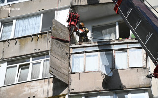 У Рівному плита балкона ледь не обвалилася на аптеку внизу, фото та відео