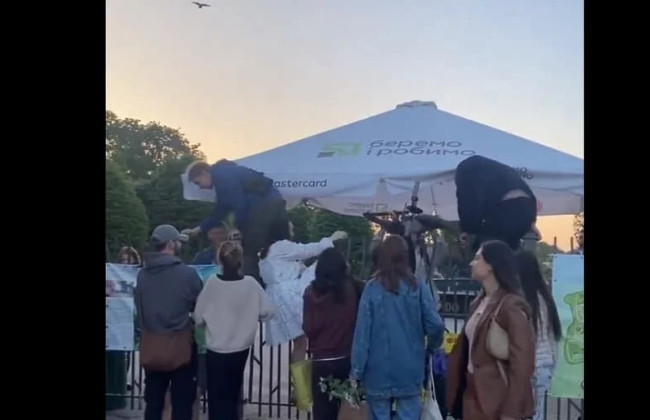 В ботсаду Гришко в Киеве жалуются, что люди лазят через забор и ломают сирень