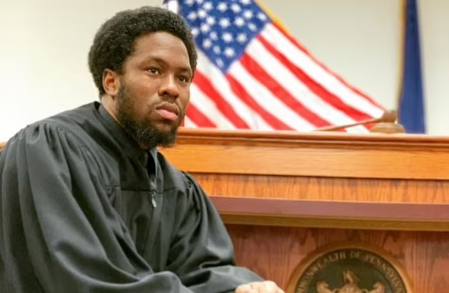 В США мужчина, который трижды сидел в тюрме, стал судьей