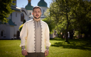 Украинцы становятся на колени только для молитвы, – Зеленский