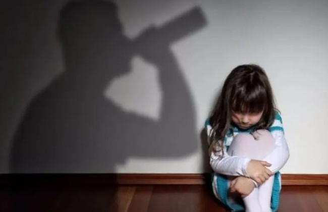 Дети убегали из дома и попрошайничали в поисках еды: суд лишил родительских прав многодетных супругов