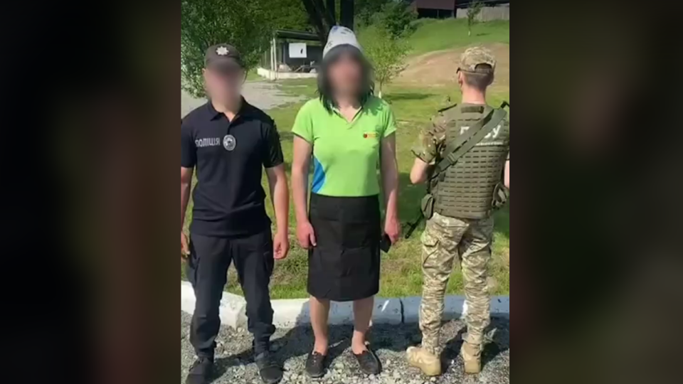 Фэшн-лук, макияж и парик: украинец пытался пересечь границу с Румынией, «вооружившись» паспортом сестры, видео