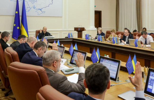 Стало известно, какую зарплату получили Шмыгаль, Федоров и Стефанишина