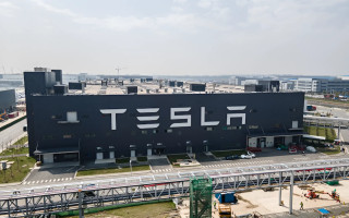 Tesla уволила мужчину, который работал сверхурочно и даже принимал душ на заводе
