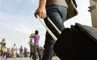 Кабмин обновил правила пересечения границы для студентов – как парням поехать на учебу