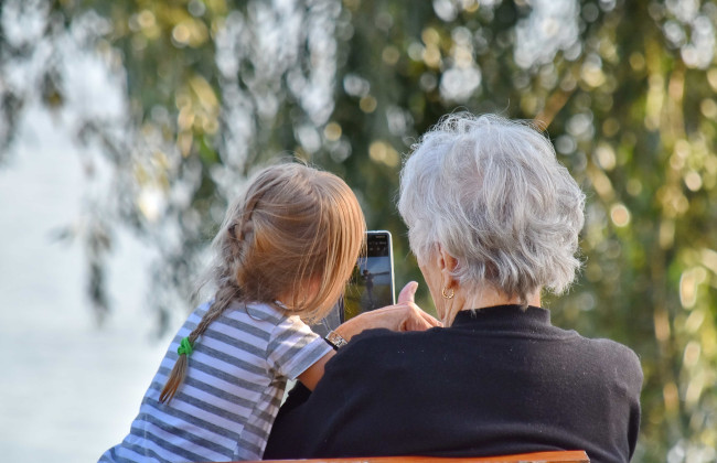 Может ли бабушка оформить отпуск по уходу за ребенком, если родители являются предпринимателями 3 группы