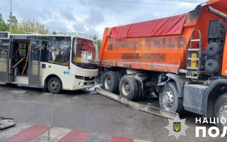 В Киеве грузовик столкнулся с маршруткой: 6 пассажиров госпитализировали