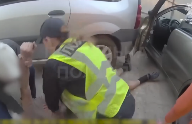 В Киеве мужчине во время ремонта во дворе прижало голову между двумя автомобилями