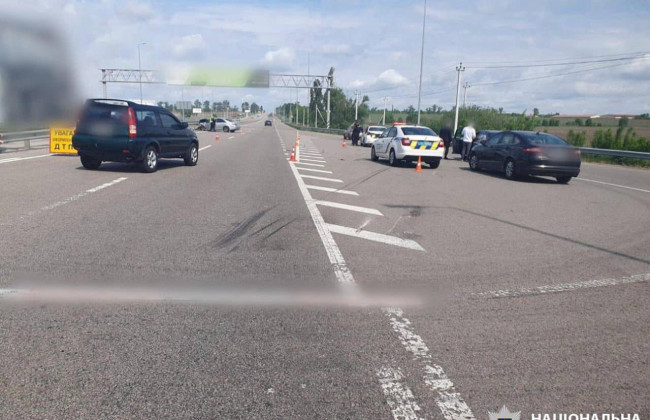 На трассе под Киевом столкнулись две легковушки: среди пострадавших – 3-летний мальчик