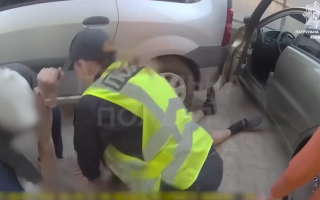 В Киеве мужчине во время ремонта во дворе прижало голову между двумя автомобилями