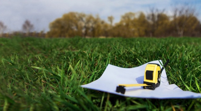 Обеспечение иска путем наложения ареста на спорный земельный участок: суд рассмотрел земельный спор