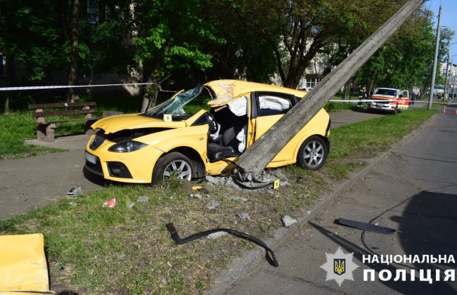 В Киеве столкнулись две машины, в результате чего одна из них снесла электроопору