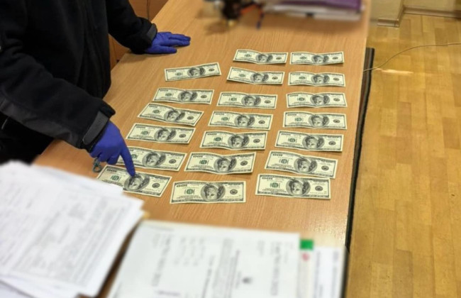 Требовал $2 000 за оформление инвалидности 70-летней бабушке: на взятке задержали чиновника больницы на Киевщине