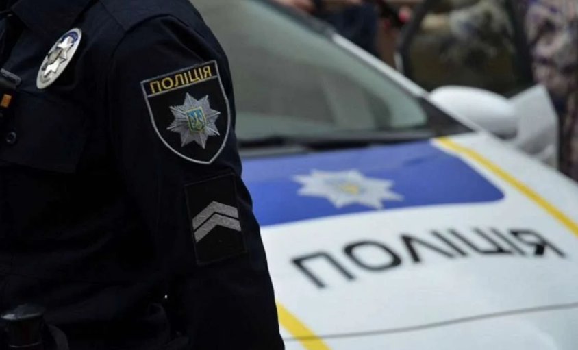 В Броварах на Киевщине мужчина достал оружие и бросался на полицейских – видео