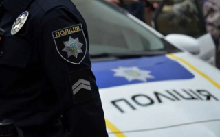 У Броварах на Київщині чоловік дістав зброю та кидався на поліцейських – відео