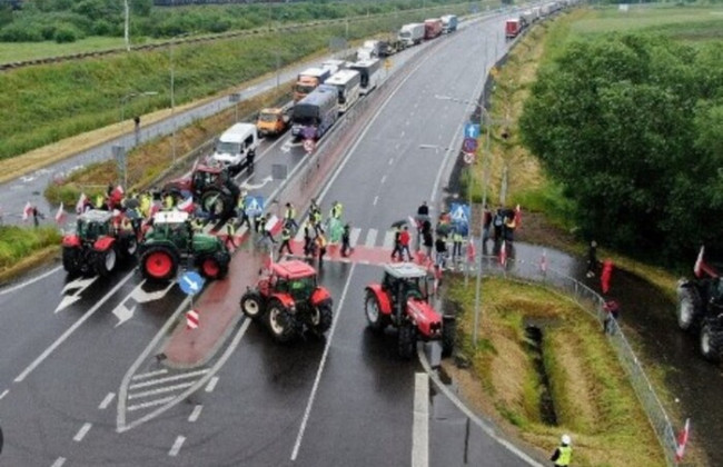Польские протестующие вышли на однодневную забастовку, заблокировав движение украинских грузовиков