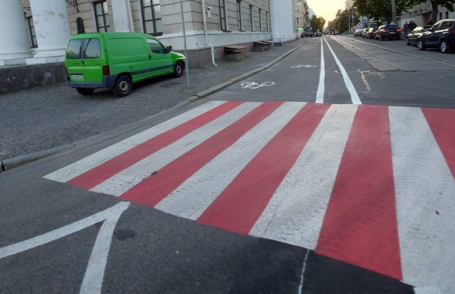 На ряде улиц Киева на Подоле появились велосипедные полосы