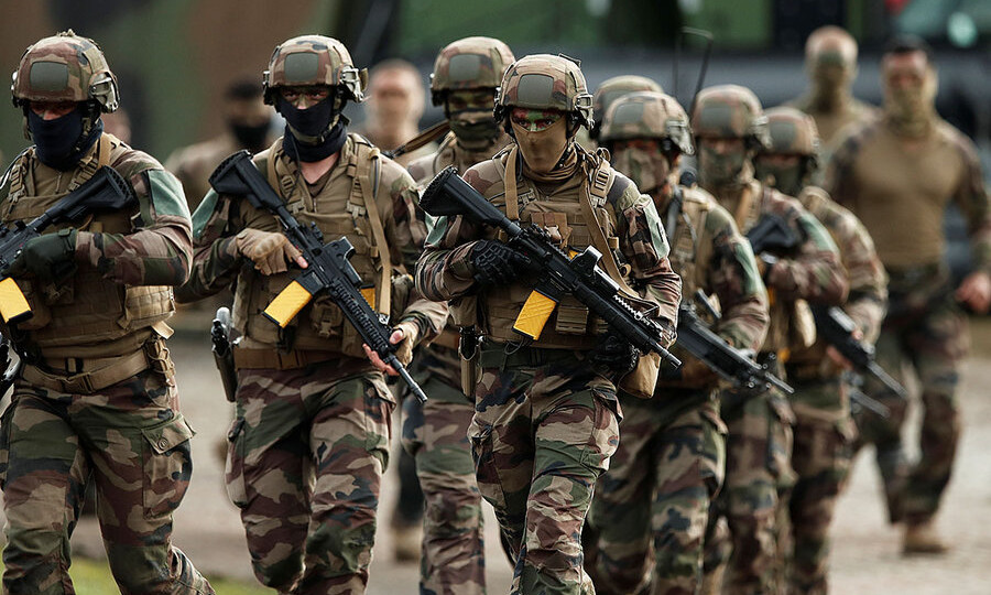 Франция создает специальную рабочую группу для борьбы с насилием в армии