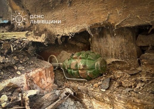 Во Львове во время демонтажа крыши нашли боеприпас, фото