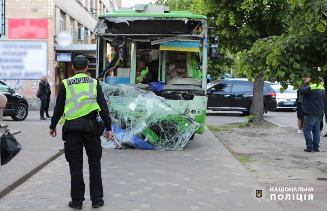 В Черкассах столкнулись троллейбус и пожарная машина: среди пострадавших есть ребенок