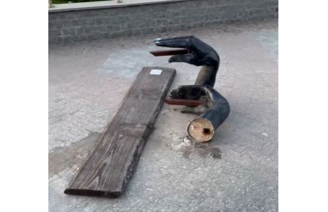 В Киеве на Пейзажной аллее вандалы сломали одну из лучших арт-скамейок Европы