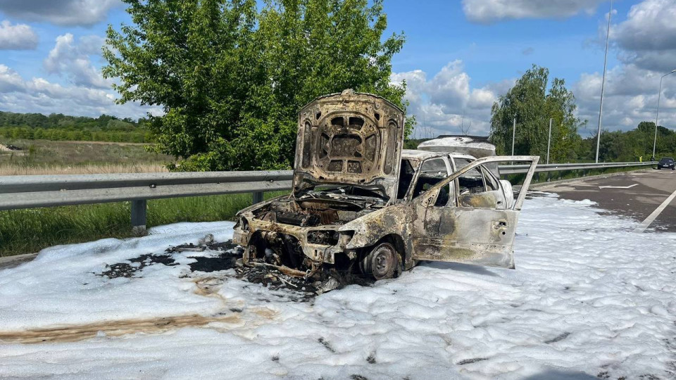 На автодороге на Киевщине вблизи Обухова во время движения загорелся автомобиль