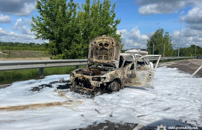 На автодороге на Киевщине вблизи Обухова во время движения загорелся автомобиль