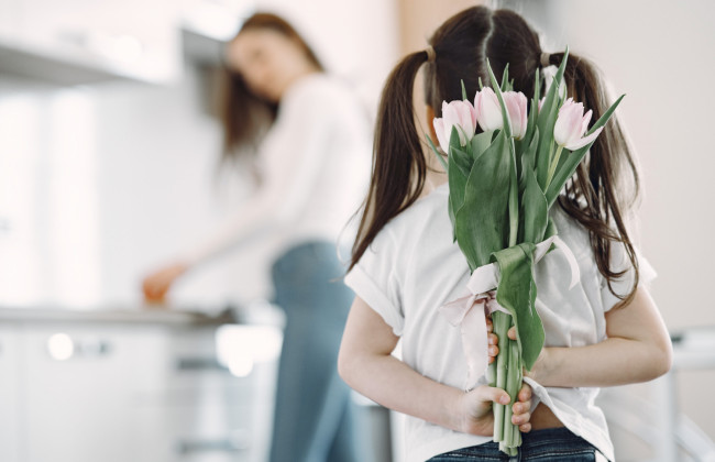 С Днем матери 2024: трогательные пожелания и открытки с поздравлениями