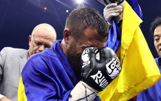Василий Ломаченко нокатировал австралийца и стал чемпионом мира: видео