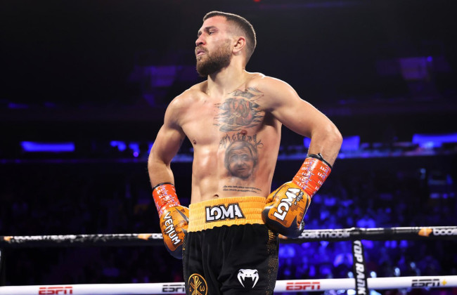 Ломаченко нокаутировал Камбососа и вернул статус чемпиона мира в легком весе