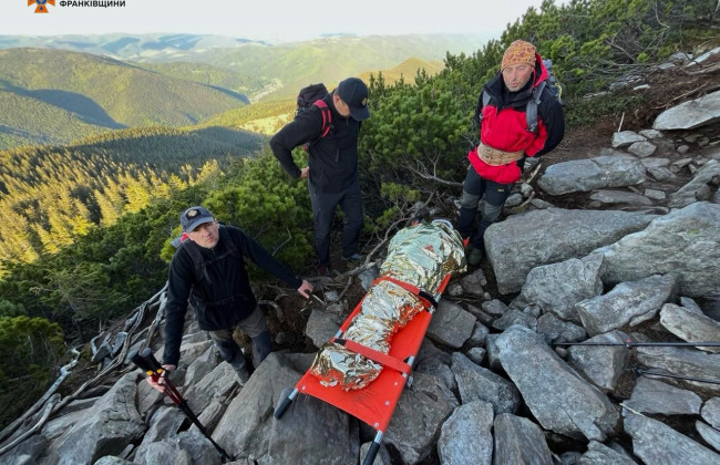 В Карпатах мужчина оборвался с обледенелой горы и чудом выжил